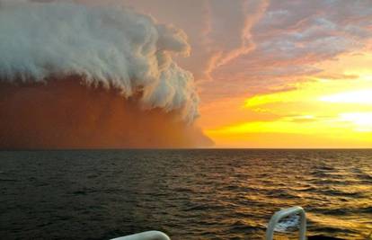 Australija gori, a nad ocean se nadvila crvena pješčana oluja