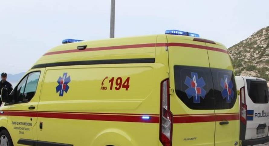 FOTO Ovo je mjesto gdje je auto sletio u more. Poginula je žena. Troje ljudi uspjelo je izroniti...