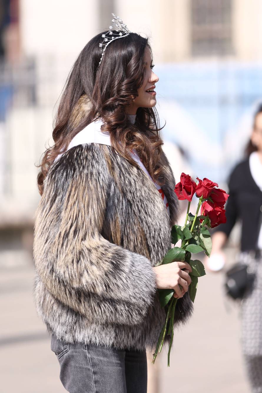 Zagreb: Lana Lourdes Rupić, kći Gorana Višnjića i Kraljica Hrvatske 2025., s ružama i krunom u centru grada