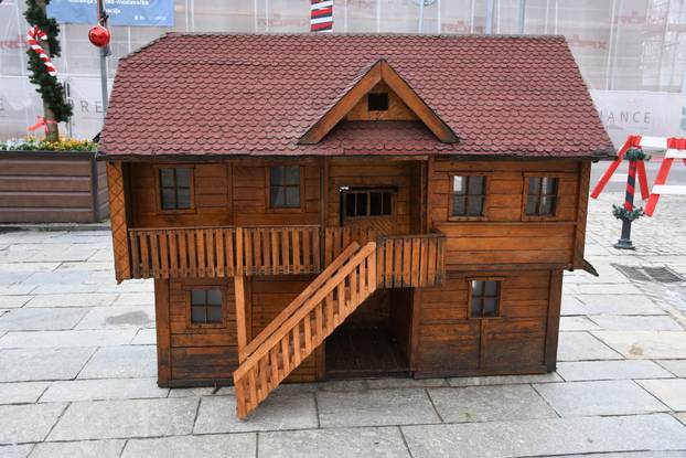 Sisak: Maketa posavskog sela ukrašava prostor kod božićnog drveta