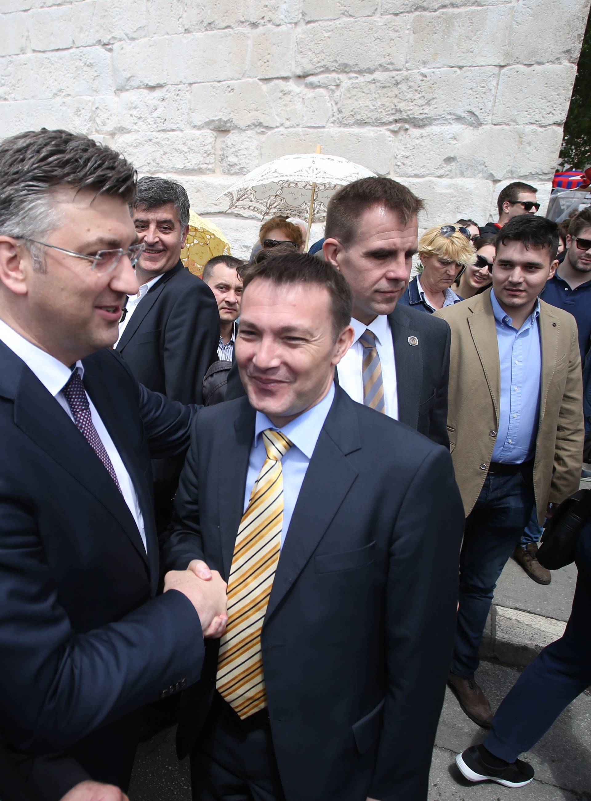 Kerum kao Papa pratio misu s prozora, stigao je i Plenković