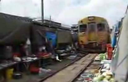 Bankok: Željeznička linija prolazi po sred tržnice