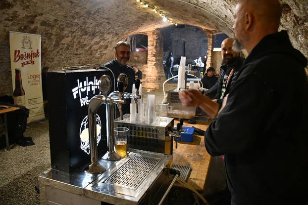 FOTO Tvrđava bila ispunjena pivom na još jednom izdanju Pivo festa u Slavonskom Brodu