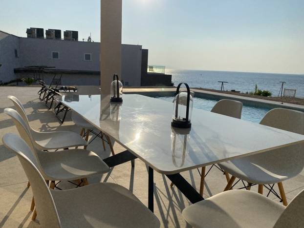 Prodaje se vila u Lunu s velikim bazenom: Cijena? Ma sitnica...