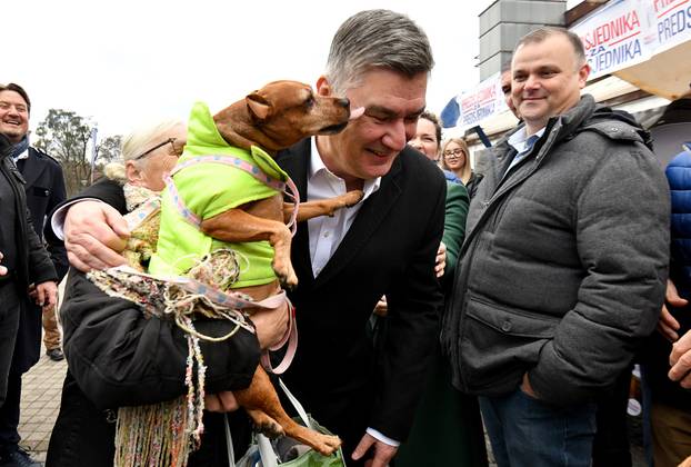 Zoran Milanović se družio s građanima u Čakovcu, oduševio ga psić koji ga je lizao po licu