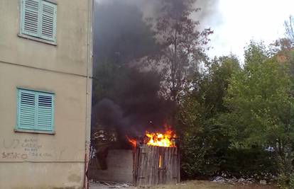 Zapalila se stara drvena garaža pokraj osnovne škole u Zadru