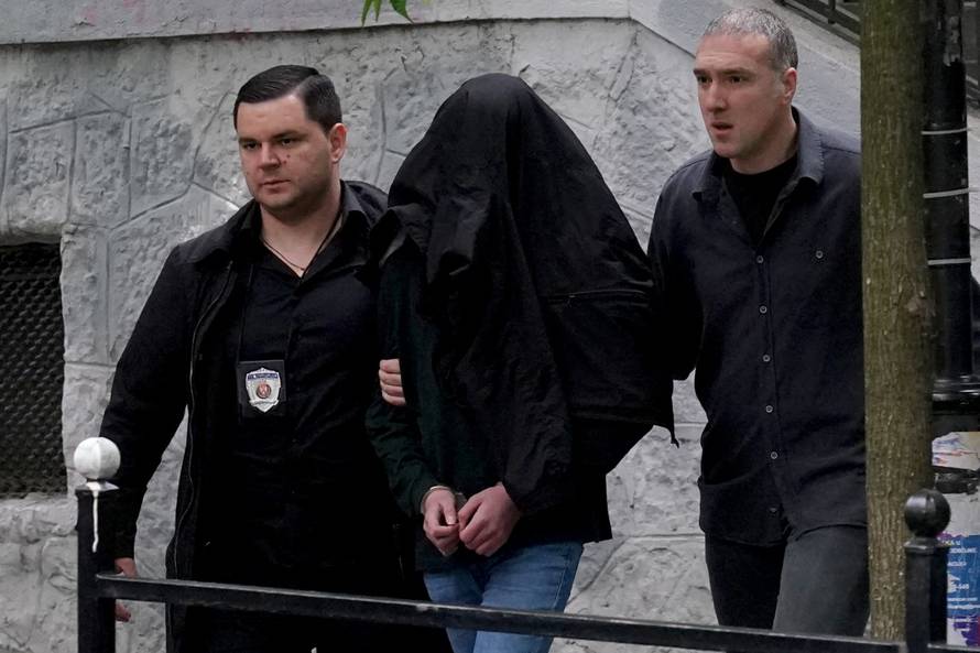 Uznemirujuće scene ispred škole i bolnice u Beogradu nakon pokolja. Plaču roditelji i djeca