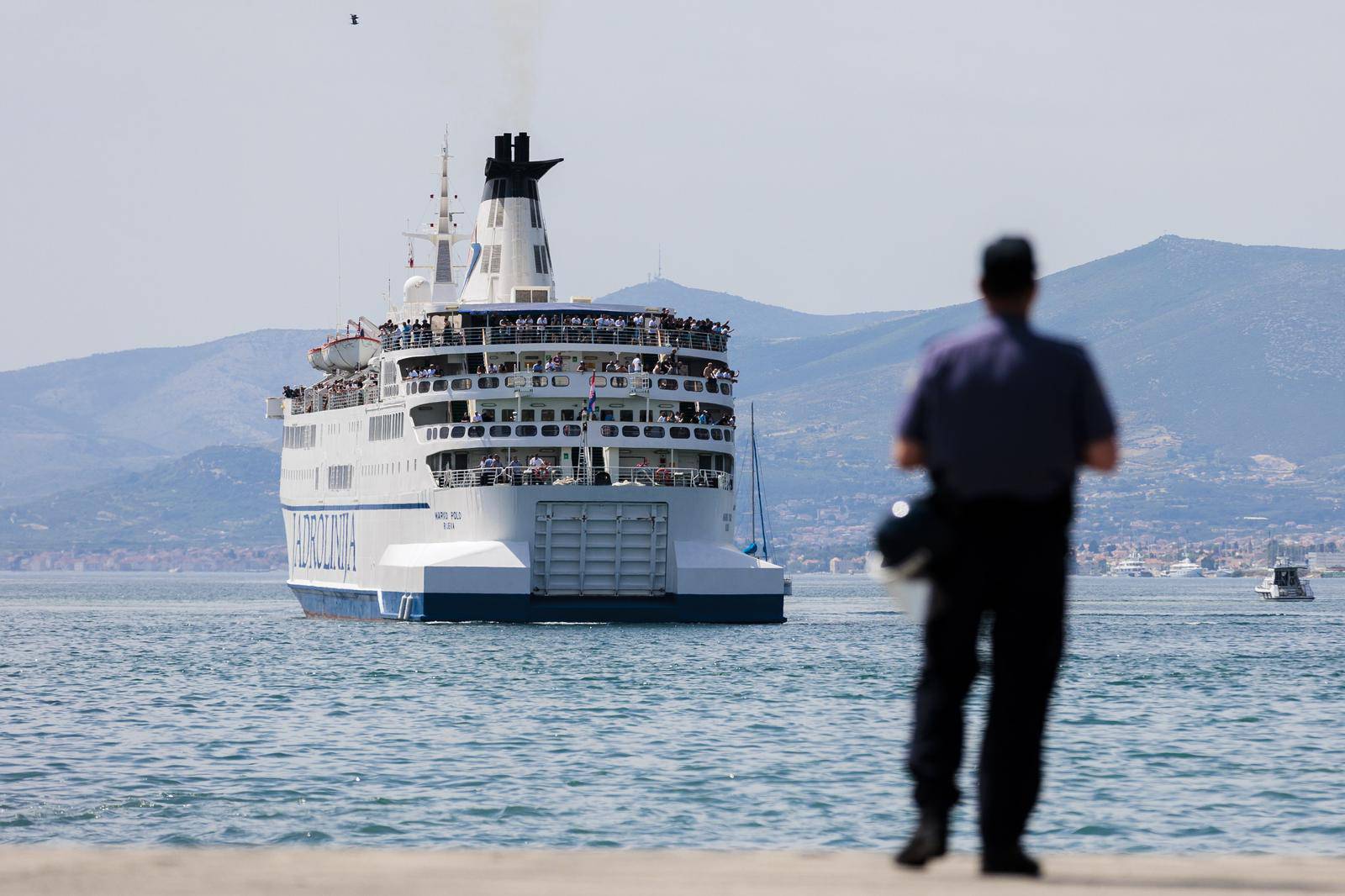 Dolazak navijača HNK Rijeka brodom u splitsku luku