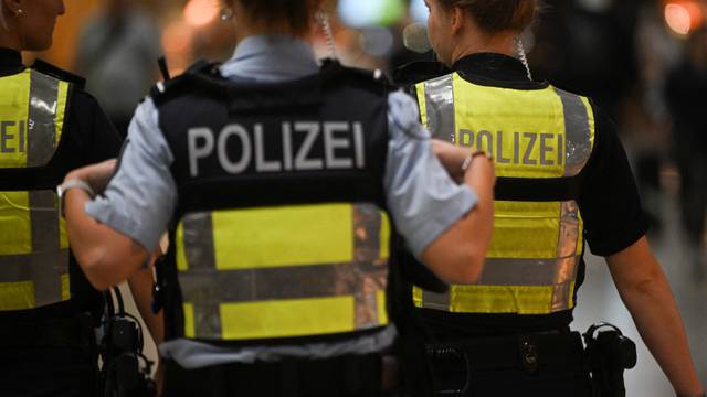 Letzte Generation activists protest at German airports