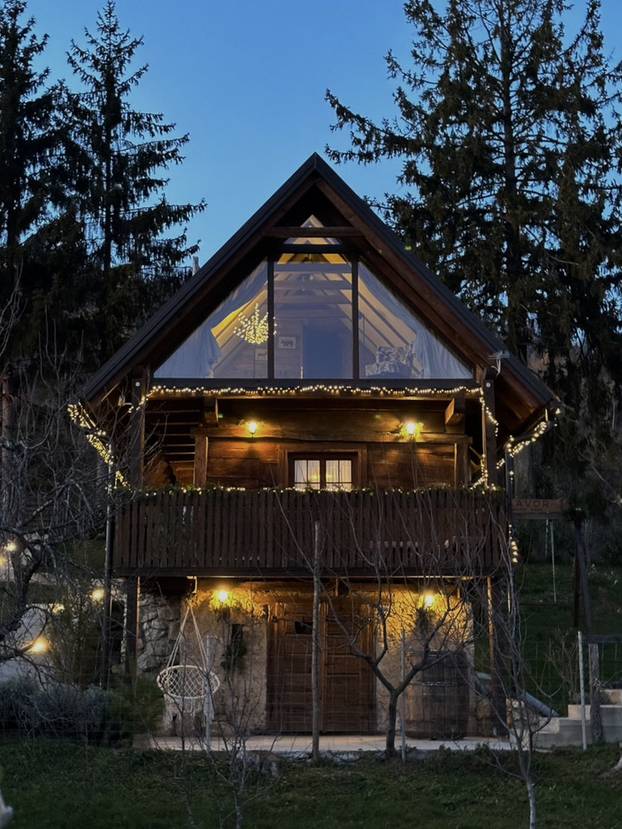 FOTO Ova kuća blizu Zagreba pravi je raj - filmove možete gledati iz bačve za kupanje!