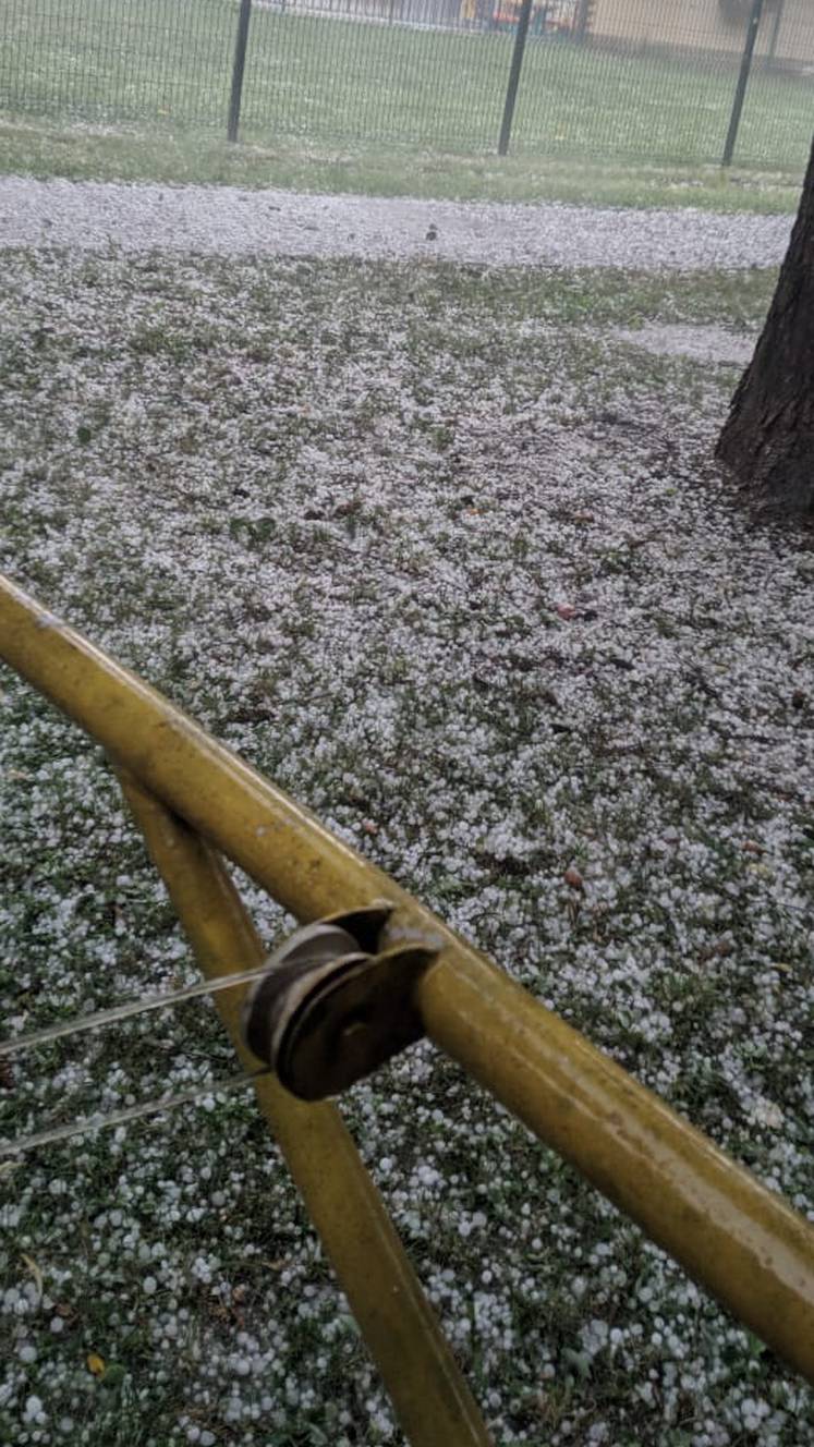 Jaka tuča pogodila je Dubravu: Led razbijao stakla na autima