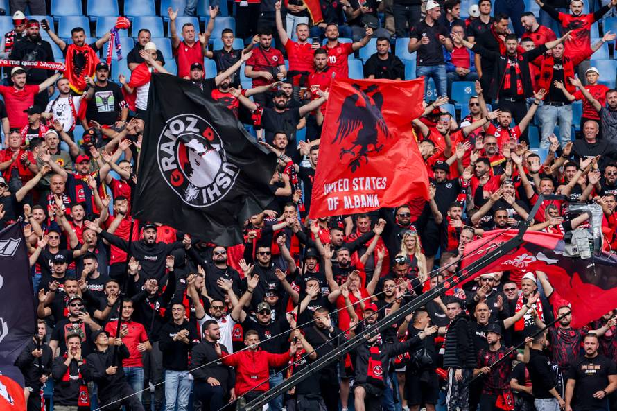 Hamburg: Navijači uoči početka utakmice Hrvatske i Albanije u 2. kolu skupine B na Europskom prvenstvu