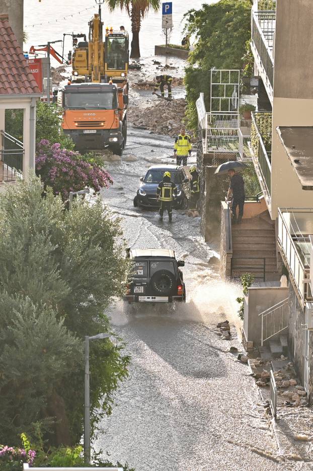 Bujica poplavila Podgoru tijekom jakog kišnog nevremena