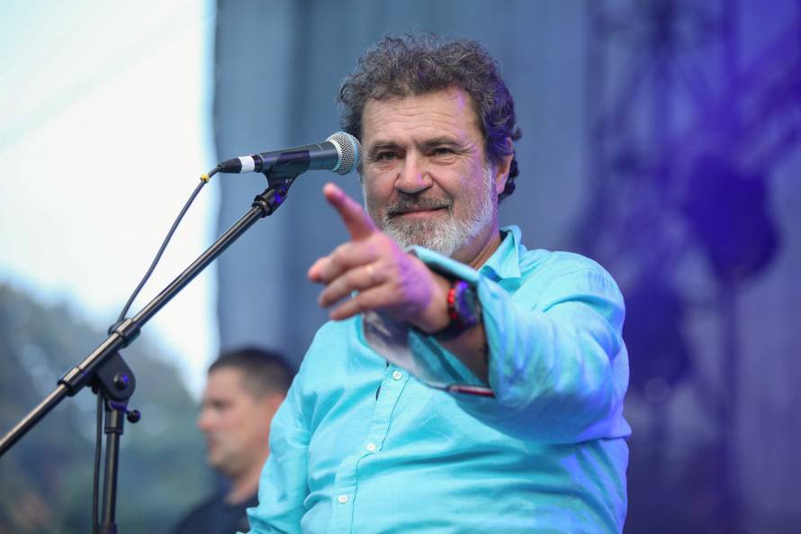 Alen Vitasović uoči maškaranog koncerta: 'Ovaj put me gađajte grudnjacima, a ne oradama...'