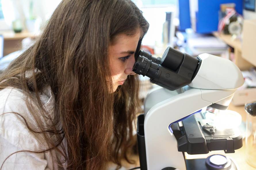 Andrea (16) iz MIOC-a ispituje ima li mikroplastike u vodi iz spilja koju joj donose speleolozi