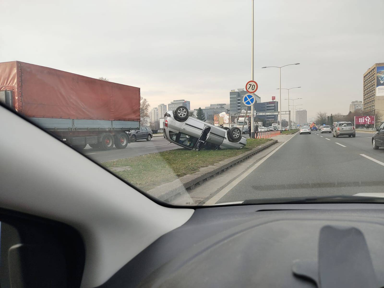 Nesreća na Slavonskoj: Auto se sudario s kamionom i prevrnuo