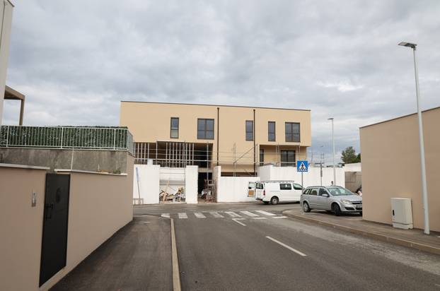 Šibenik: Novoizgrađene vile na plaži Rezalište u Brodarici