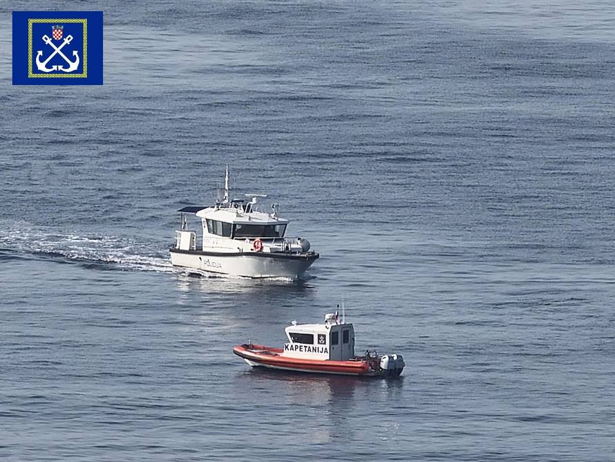 Obustavili potragu za skiperom kod Šolte, kod otoka Svetac noćas potpuno izgorjela brodica