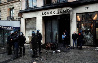 Policija u strahu od nasilja: Parižani zabarikadirali izloge