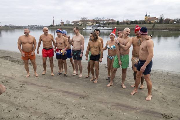 Osijek: Tradicionalno kupanje i picigin u rijeci Dravi