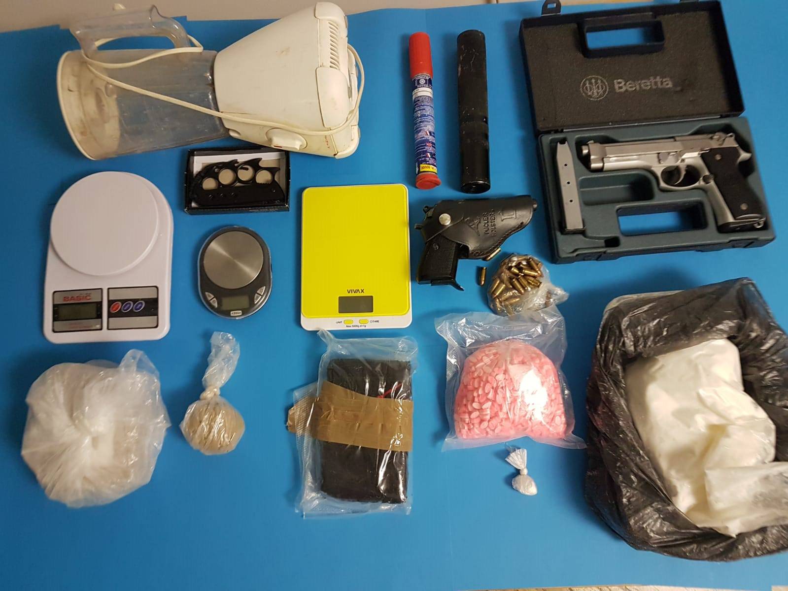 Kod dilera u Splitu našli oružje, pola kg kokaina, heroin, speed