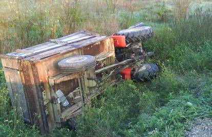 Traktor upao u jarak, a vozač prošao bez ozljeda