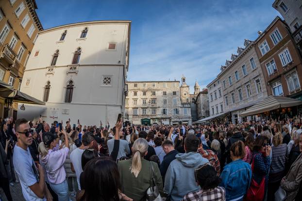 Split: Građani se okupili u spomen na Halida Bešlića na gradskoj Pjaci