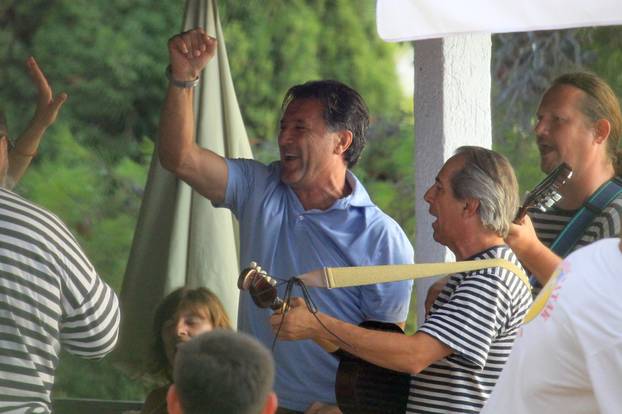 ARHIVA - 2010. Hvar: Nakon Dinamovog poraza Zdravko Mami? iz sveg glasa pjevao dalmatinske pjesme