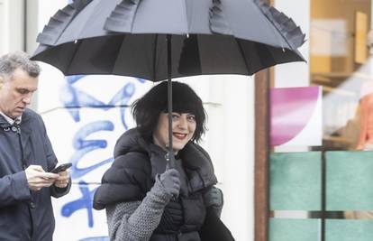 Mirela Holy njeguje jedinstven stil: Po kišnoj špici prošetala u sandalama koje koštaju 240 €