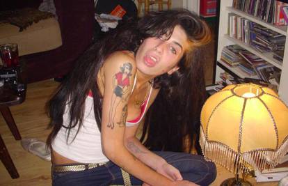 Obitelj želi zadržati Amy Winehouse na liječenju