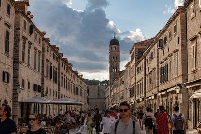 Sunčan dan u Dubrovniku mnogi turisti iskoristili su za odmor ili obilazak brojnih znamenitosti