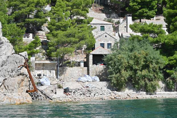 Nastavlja se rušenje bespravno izgrađenih objekata u uvali Vruja