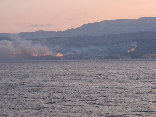 FOTO Ovo je mjesto velikog požara kod Krila Jesenice, gasi ga preko stotinu vatrogasaca