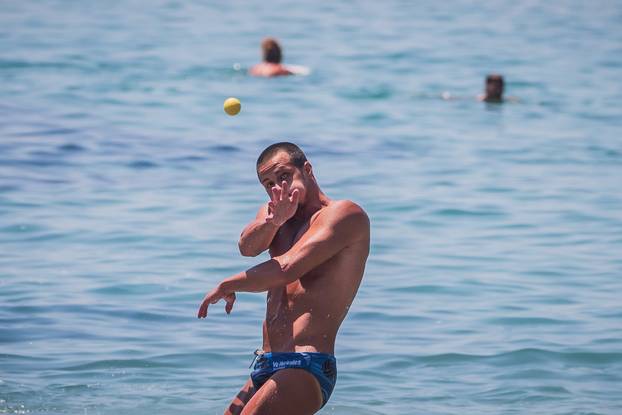 Split:  Prvi dan ljeta na plaži Firule