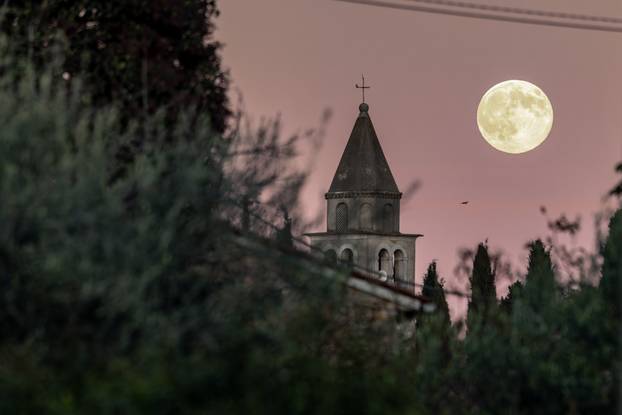 Pun mjesec na Istarskom nebu