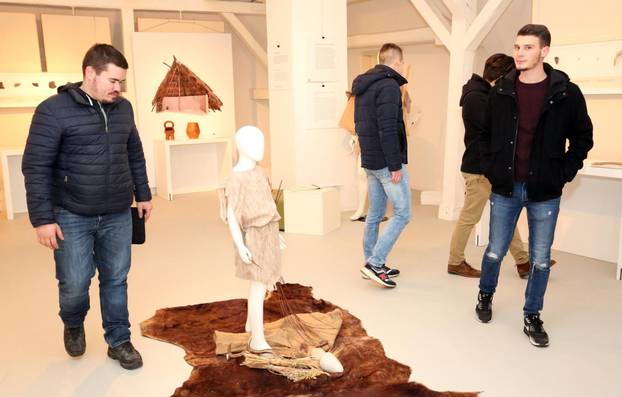 Karlovac: U Noći muzeja u Gradskom muzeju otvorena izložba "Prapovijest u rukama"