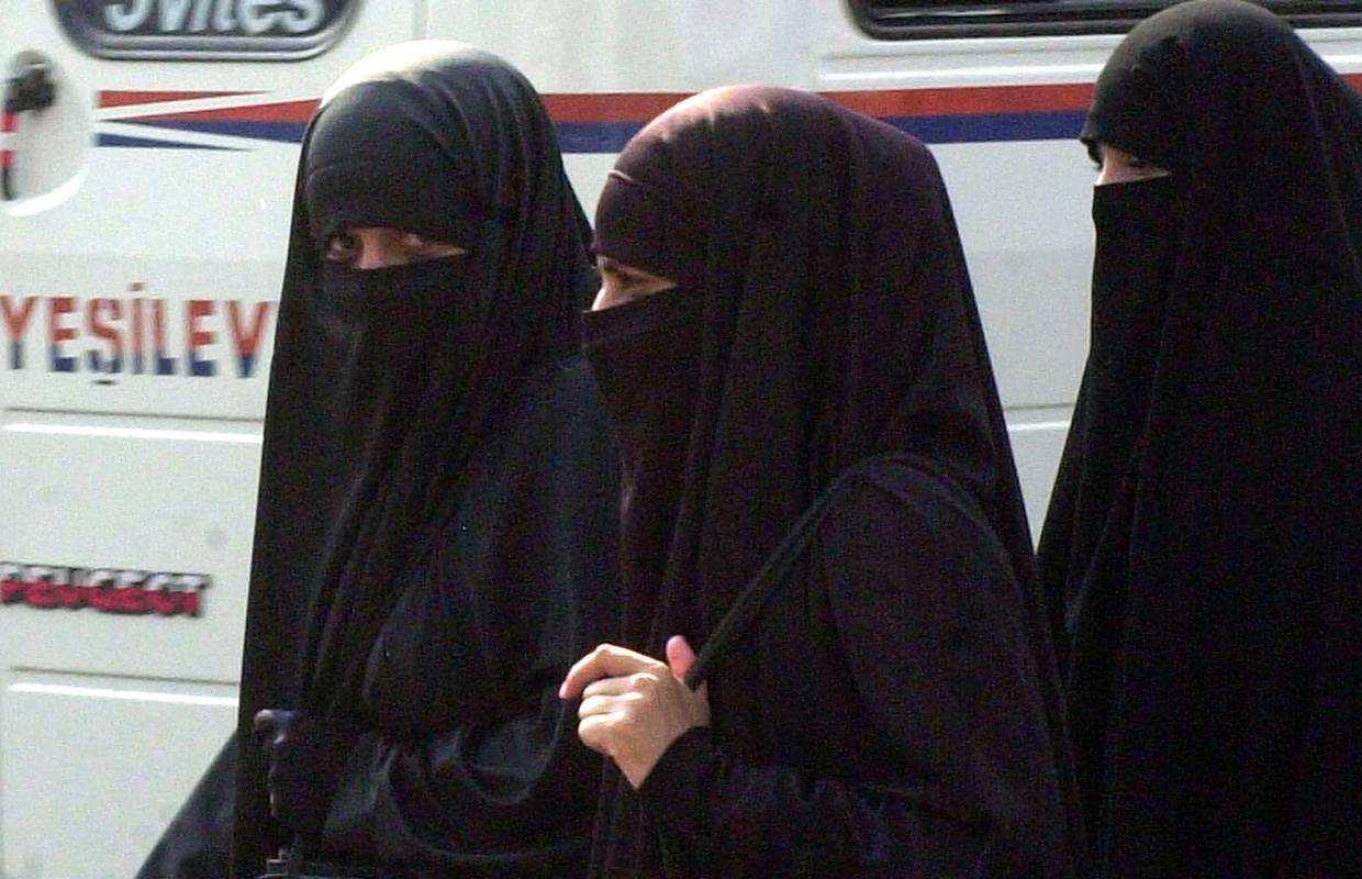 Talibani u Afganistanu zabranili su ženama da idu same na put