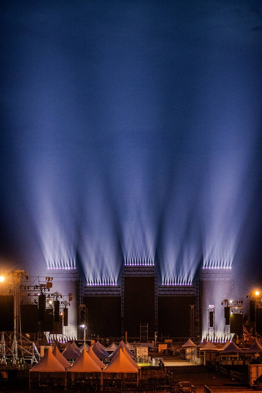 Zagreb: Spektakularna svjetlosna proba na Hipodromu uoči Thompsonovog koncerta