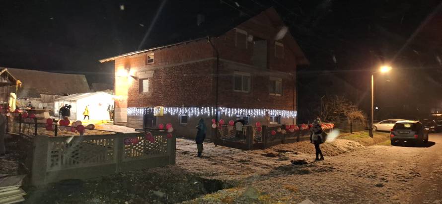 VIDEO Dobili bebu, a susjedi im zatrpali dvorište trakicama: 'Neka, rodila nam se kći Tessa'