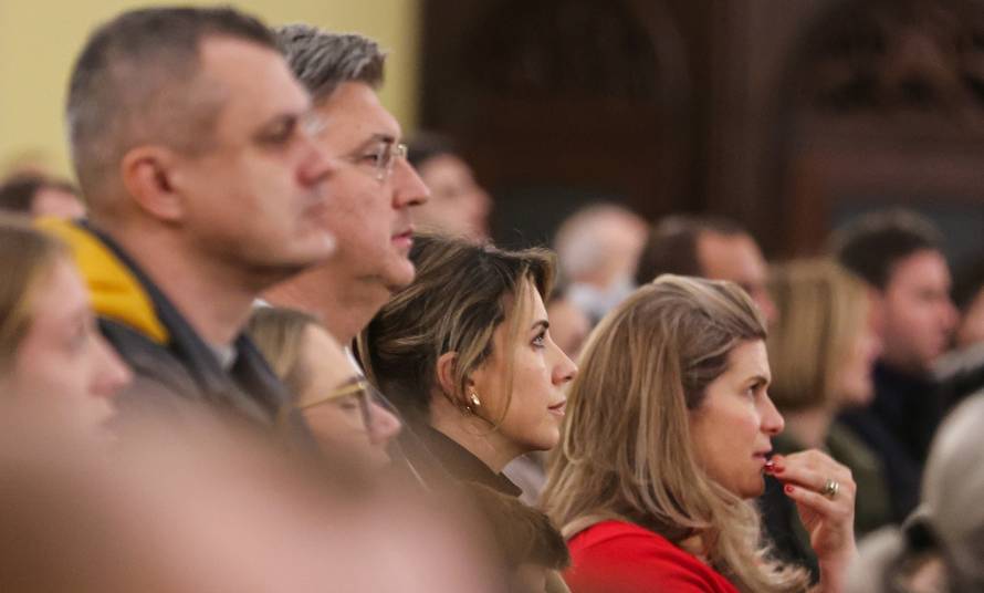 EKSKLUZIVNO: Premijer Plenković sa suprugom Anom  na misi za Badnjak