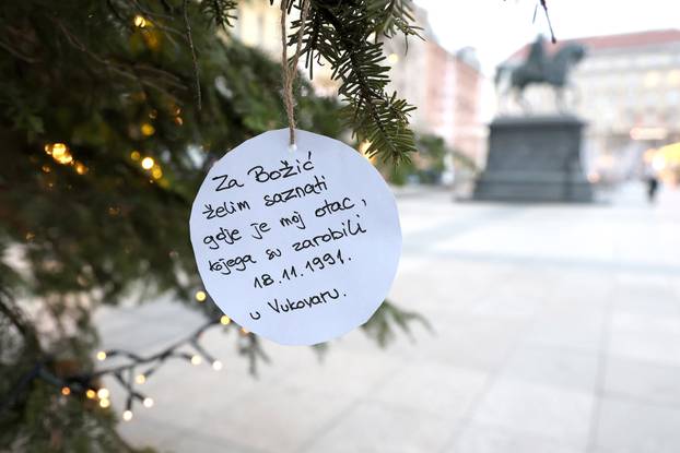 Zagreb: Nastavlja se "rat" kuglicama na Jelačićevom trgu