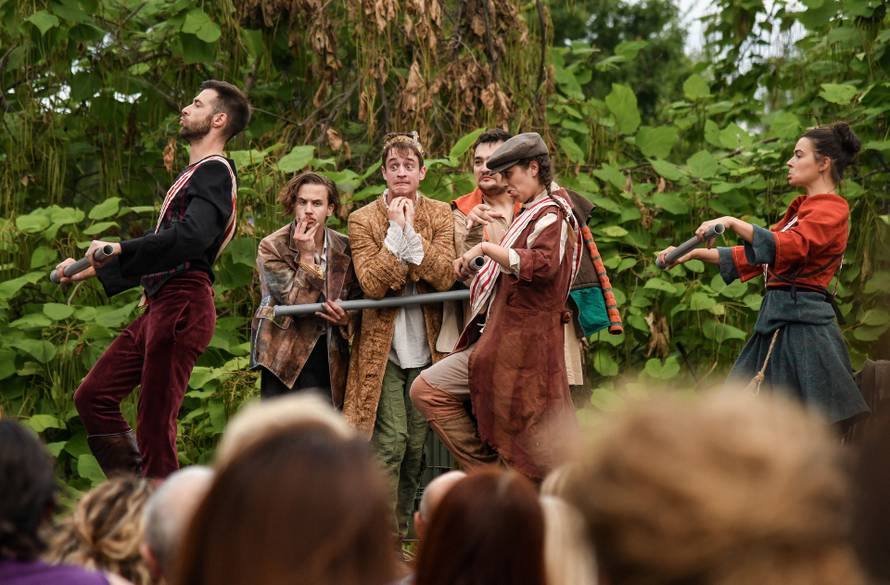 Zagreb: Predstava "Ubu Ovo Ono" u parku Ribnjak