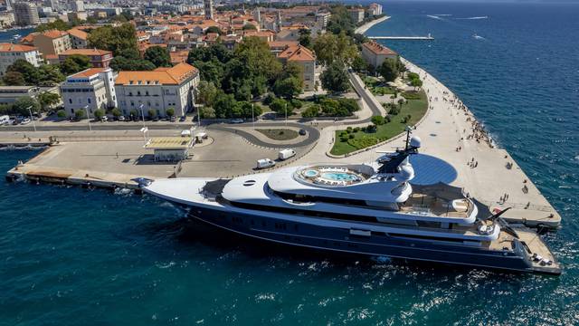 Zadar: Jahta Phoenix 2 u vlasništvu poljskog milijardera Sebastijana Kulczyka privezana kod Pozdrava suncu
