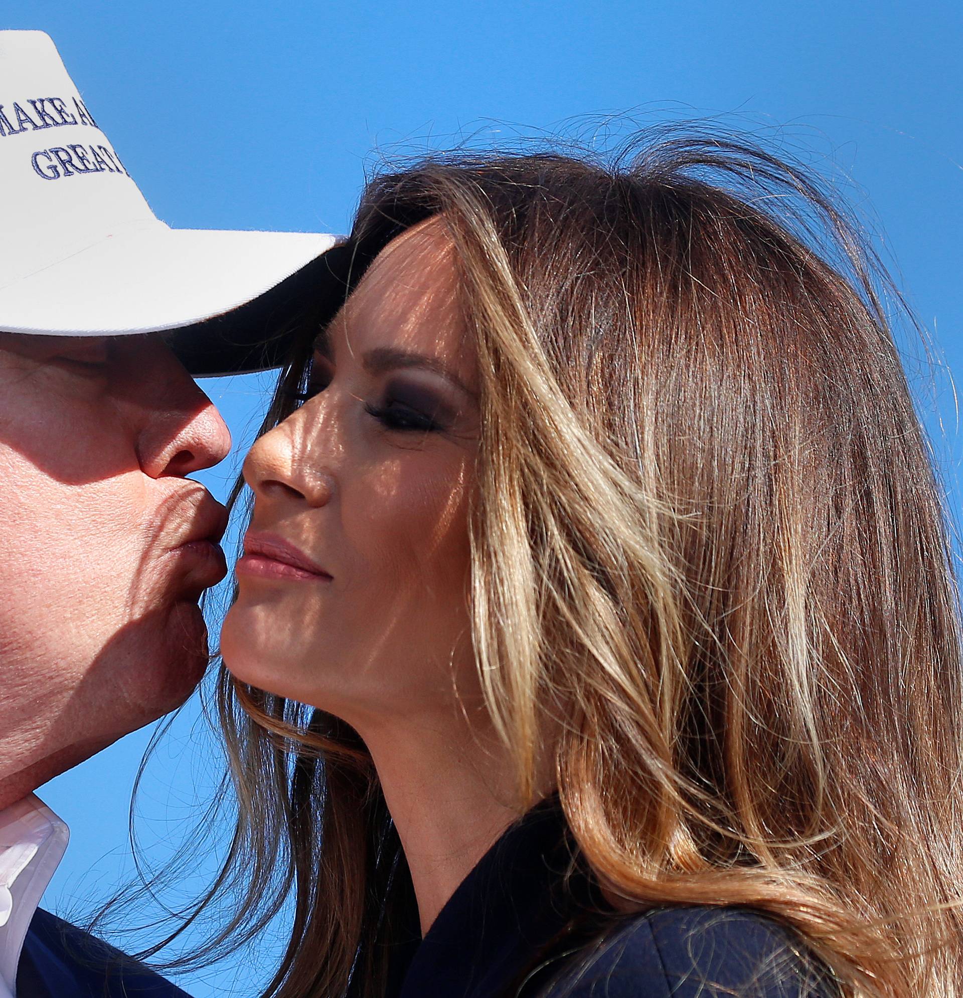 Republican presidential nominee Donald Trump kisses his wife Melania Trump at a campaign rally in Wilmington