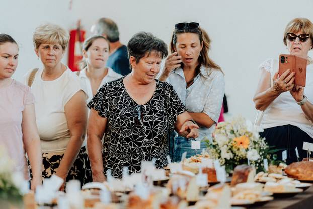 FOTO Vižinada ponovno slavila okuse tradicije: Moglo se kušati 215 kolača na 28. Slatkoj Istri