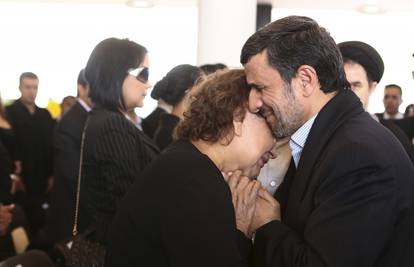 Ahmadinejad na udaru vjerskih vođa zbog Chavezove majke