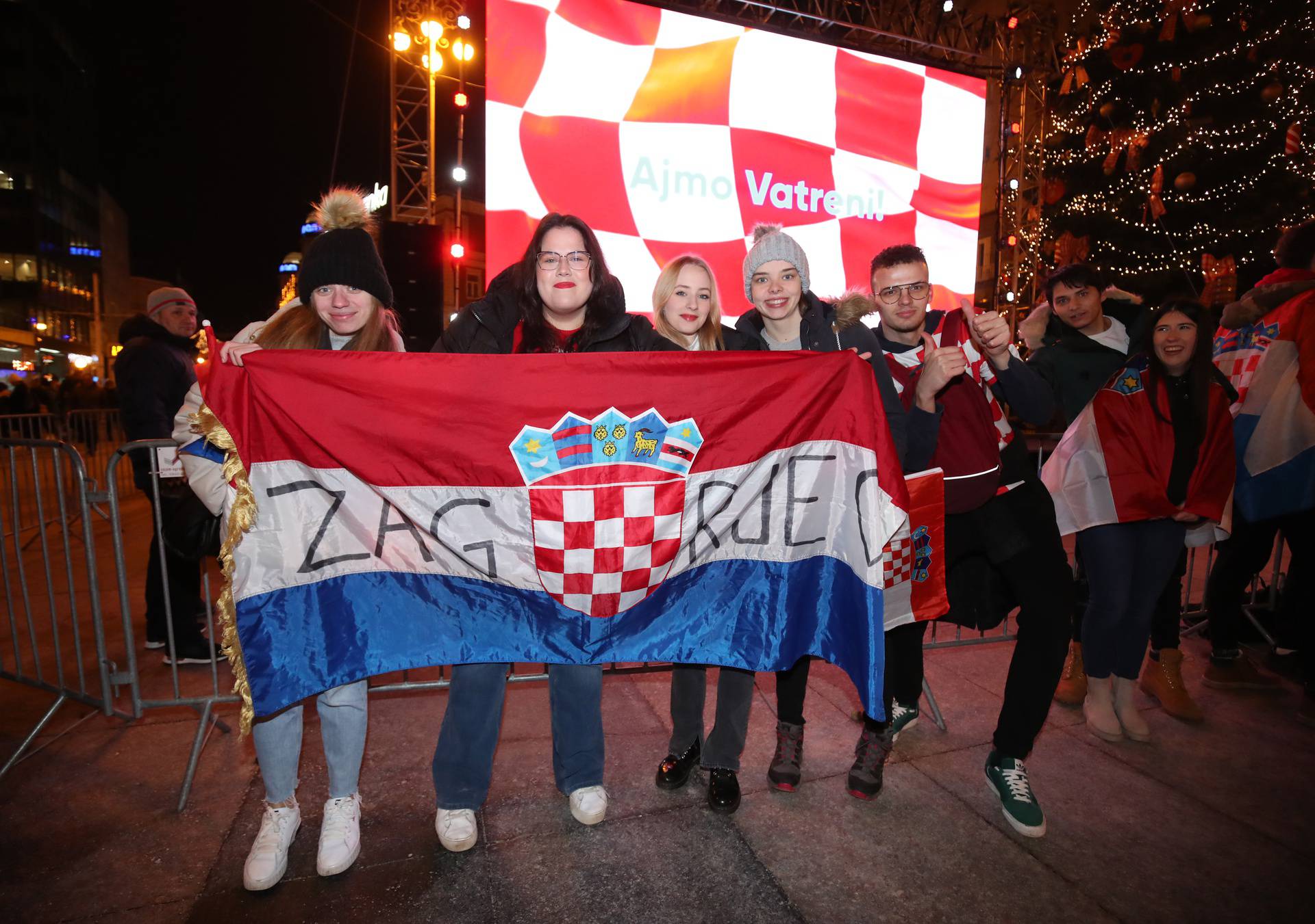 Zagreb: Navijači se okupljaju na Trgu bana Jelačića prije početka utakmice između Hrvatske i Argentine