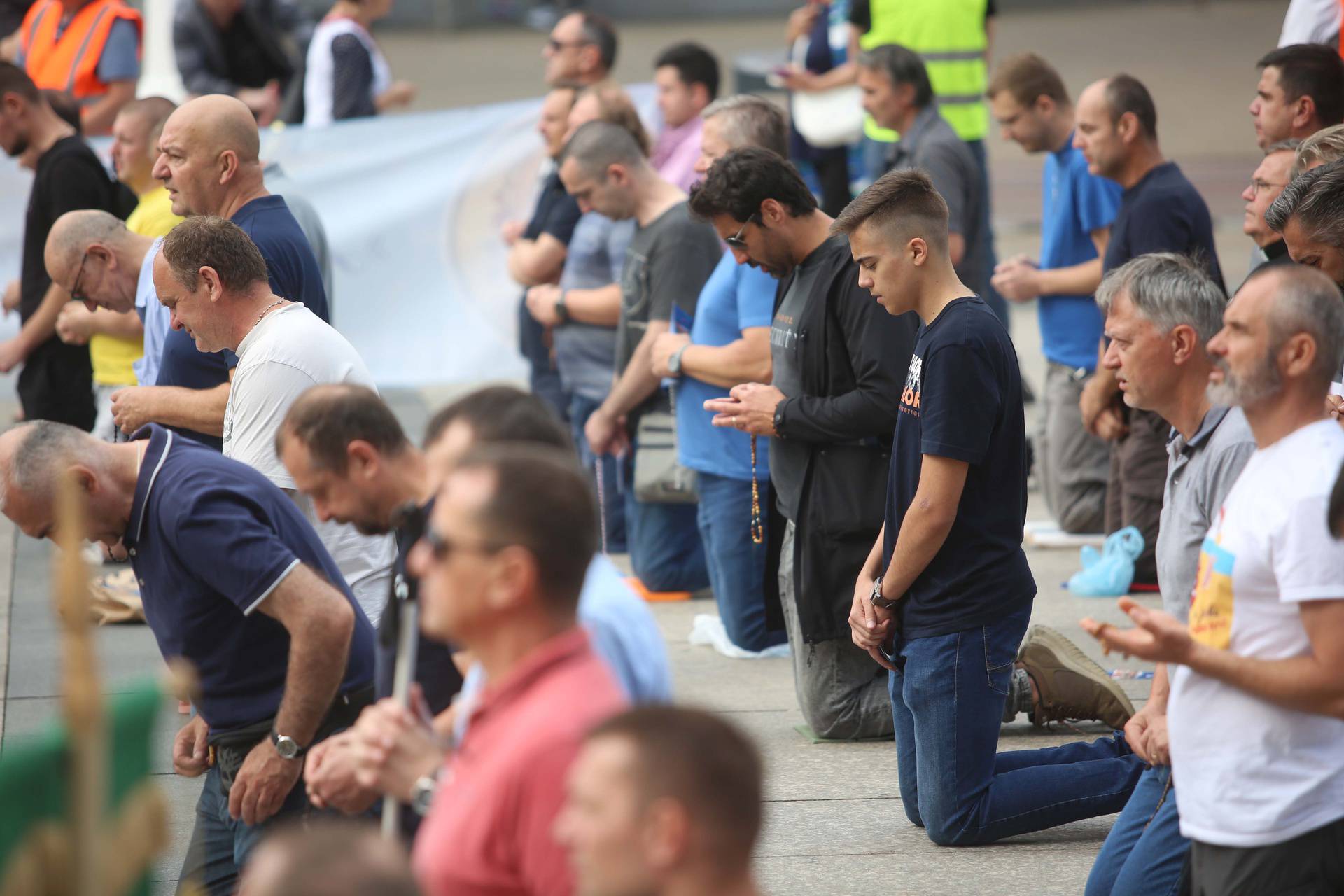 Zagreb: Muškarci na molitvi krunice na Trgu bana Jelačića