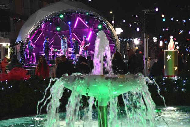 FOTO U Slavonskom Brodu zapaljena 3. adventska svijeća