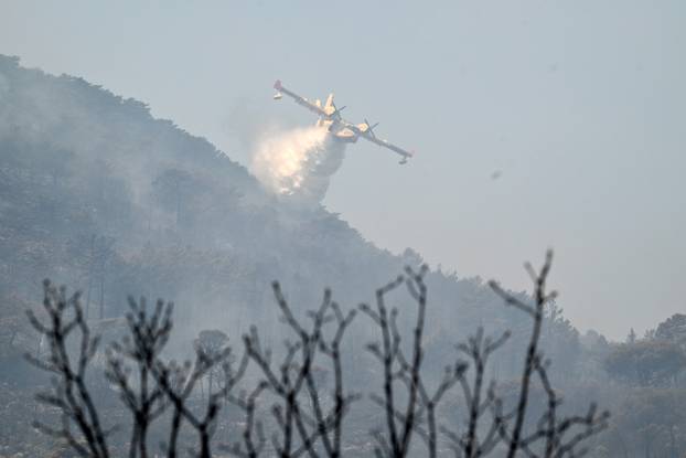 FOTO Kanaderi cijeli dan u akciji: Pogledajte kako gase požare diljem Dalmacije